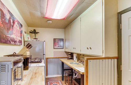 Livingston Apartamento | Walk to Dtwn Livingston: Studio w/ Mtn Views!