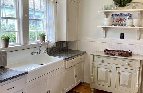 Historic Downtown Franklin Cabaña | Walk to everything!! Cozy Stone Cottage in Downtown Historic District