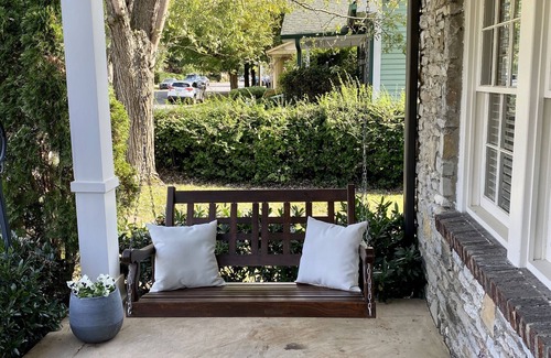 Historic Downtown Franklin Cabaña | Walk to everything!! Cozy Stone Cottage in Downtown Historic District
