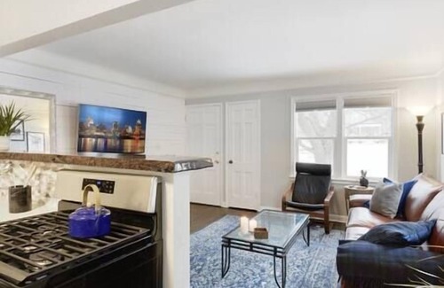 Hiawatha Casa | Remodelado Minnehaha Falls Getaway ~ Lovely Vacation Getaway
