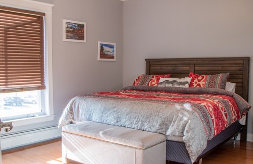 Queens Square Condominio | Walk to Fine Restaurants & Confederation Centre of The Arts