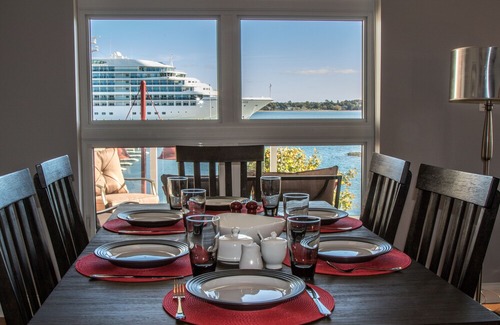 Queens Square Condominio | Walk to Fine Restaurants & Confederation Centre of The Arts