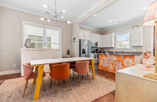 Dixon Park Casa | Walk to Forsyth, River Street, and Downtown! Pet Friendly, large fenced in yard!
