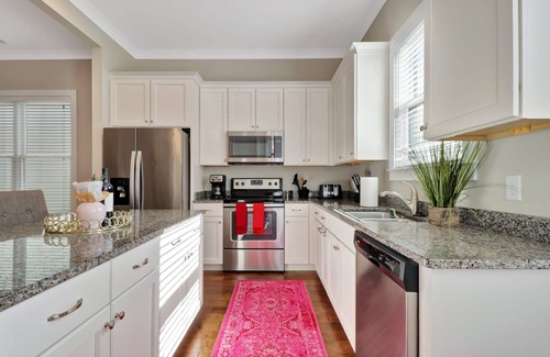 Dixon Park Casa | Walk to Forsyth, River Street, and Downtown! Pet Friendly, large fenced in yard!