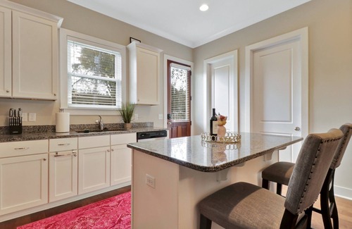 Dixon Park Casa | Walk to Forsyth, River Street, and Downtown! Pet Friendly, large fenced in yard!