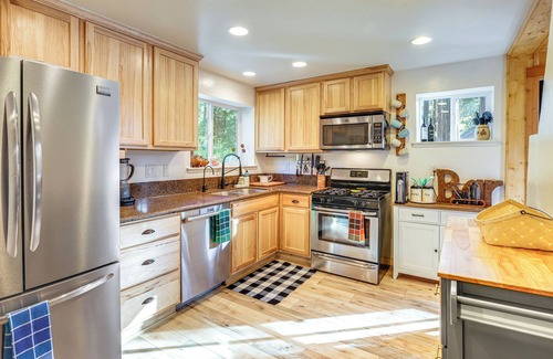 Twain Harte Cabina | Walk to Golf, Lake: Twain Harte Cabin w/ Fireplace