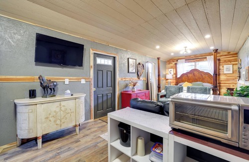 Grove Apartamento | Walk to Grand Lake: Pet-Friendly Grove Getaway!