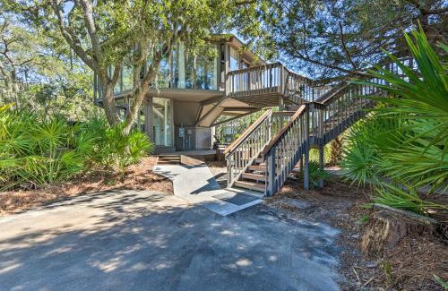 Sea Pines Casa | Walk to Harbour Town Airy Treehouse with Bikes