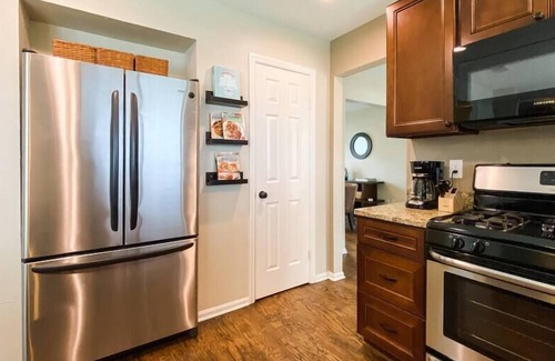 Grapevine Casa | Walk to Historic Main St | 30+ days stays & pet friendly