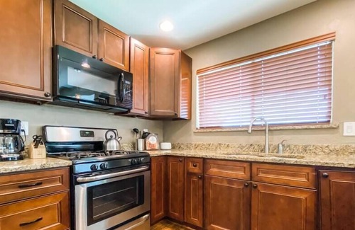 Grapevine Casa | Walk to Historic Main St | 30+ days stays & pet friendly