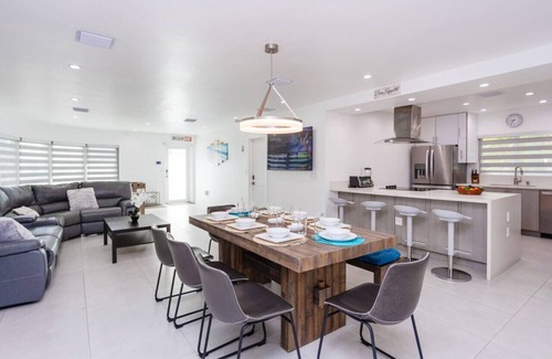 Hollywood Lakes Villa | WALK to Hollywood Beach Spectacular 5BR/5BA Villa