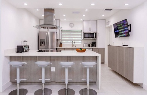 Hollywood Lakes Villa | WALK to Hollywood Beach Spectacular 5BR/5BA Villa