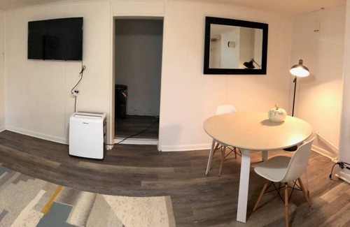Starr Hill Apartamento | Camine hasta el Hospital UVA. Amueblado con estilo, admite mascotas, opciones de estadías prolongadas.
