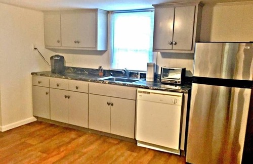 Starr Hill Apartamento | Camine hasta el Hospital UVA. Amueblado con estilo, admite mascotas, opciones de estadías prolongadas.