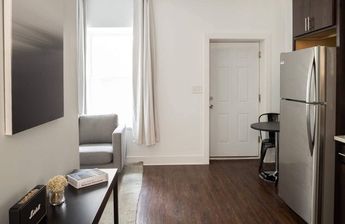 Pilsen Apartamento | Walk to IMD, Eats, Bars | EZ Access + WD | Zencity