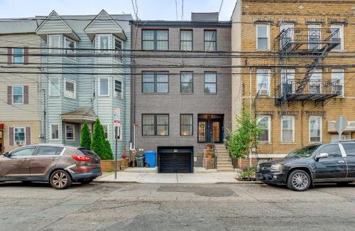 The Heights Apartamento | Walk to Journal Square Modern Apt about 4 Mi to NYC!