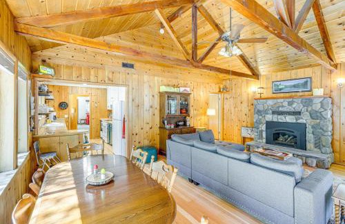 Prattville Casa | Walk to Lake Almanor Prattville Cabin with 2 Decks!