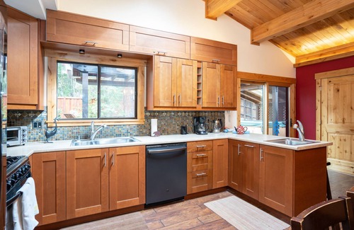Lake Forest Casa | 3 recámaras, 2 lofts, bañera de hidromasaje, patio cercado, cabaña de verano. Minutos para esquiar