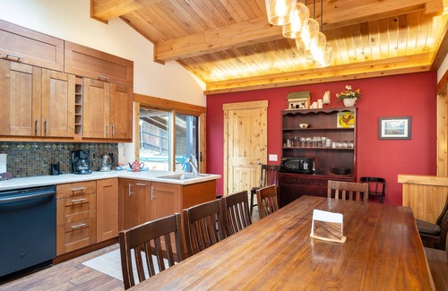 Lake Forest Casa | 3 recámaras, 2 lofts, bañera de hidromasaje, patio cercado, cabaña de verano. Minutos para esquiar