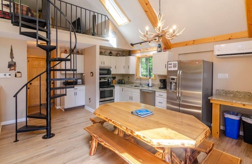 Lake Harmony Estates Cabina | Poconos l Hot Tub l Walk to Lake Harmony l Minutes to Ski