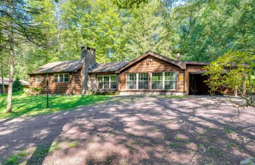Lake Harmony Casa | Walk to Lake Harmony Home with Hot Tub and Fire Pit