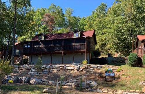 Lake Lure Casa | Walk to Lake Lure Chimney Rock from Autumn Splendor Cabin