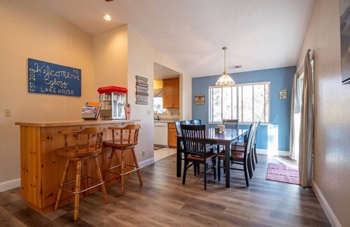 Lakehead Casa | Walk to Lake/Marina, Game Rm, Hot Tub, Sleeps 10 - Shasta Lakeshore Retreat #12