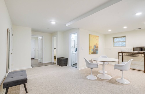 Bronzeville Apartamento | Walk to Lake Michigan: Chicago Apt w/ Deck