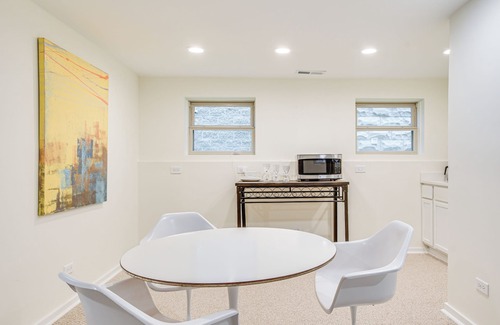 Bronzeville Apartamento | Walk to Lake Michigan: Chicago Apt w/ Deck