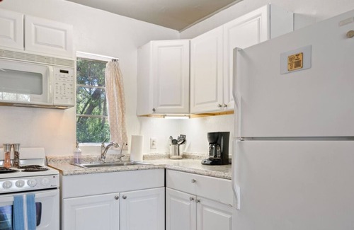 Volente Cabina | Walk to Lake Travis & FREE Waterpark! Glamping Bungalow, Patio w/ Grill+Firepit