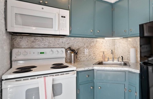 Volente Cabina | Walk to Lake Travis ✦ Lakefront Waterpark ✦ Cozy Studio w/ Firepit & Patio