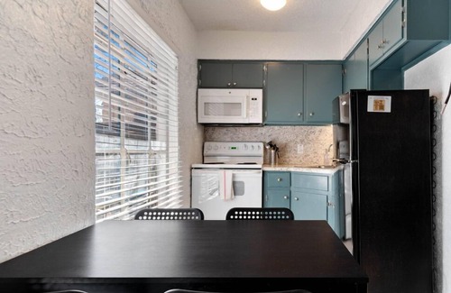Volente Cabina | Walk to Lake Travis ✦ Lakefront Waterpark ✦ Cozy Studio w/ Firepit & Patio
