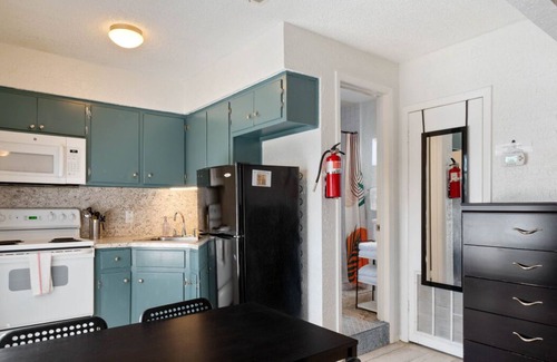 Volente Cabina | Walk to Lake Travis ✦ Lakefront Waterpark ✦ Cozy Studio w/ Firepit & Patio