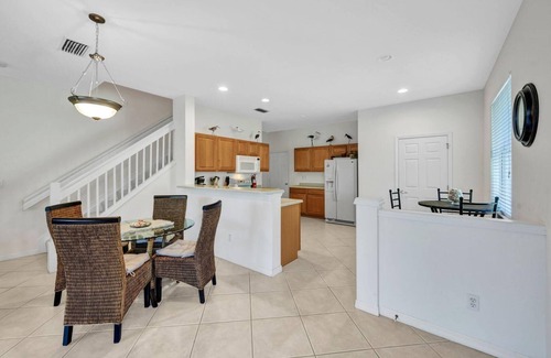 Lakewood Village Casa | Caminar a Lakes Park Lakewood Village Casa de pueblo grande con instalaciones del complejo