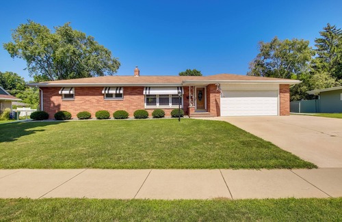 Green Bay Cabaña | Walk to Lambeau Field: Green Bay Retreat