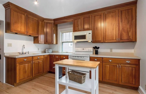 Appleton Casa | Walk to Lawrence and Downtown! Ping-pong & Darts