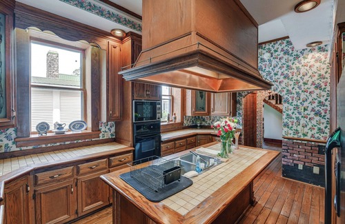 Lawrenceburg Casa | Walk to Lawrenceburg Square: Home for Large Groups