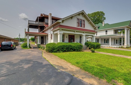 Lawrenceburg Casa | Walk to Lawrenceburg Square: Home for Large Groups