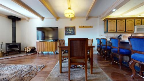 Mammoth Lakes Casa | Walk to Lift Updated 2 Bedroom 2 and a Half Bathrooms 1849 Condos 209 Steps to Canyon Lodge Sleeps 6