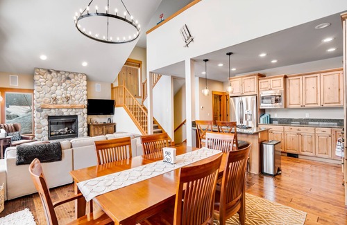 Snoqualmie Pass Cabina | Walk-to-lifts chalet with hot tub, mountain views, & fire pit - dog-friendly