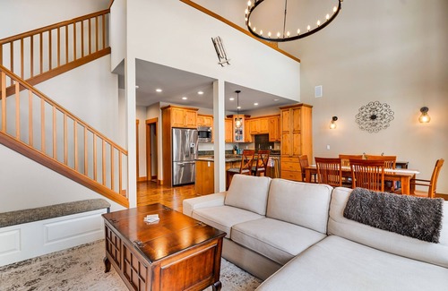 Snoqualmie Pass Cabina | Walk-to-lifts chalet with hot tub, mountain views, & fire pit - dog-friendly