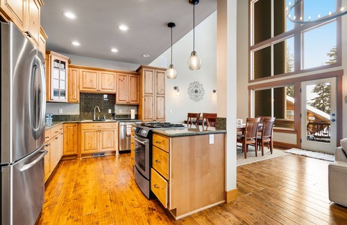 Snoqualmie Pass Cabina | Walk-to-lifts chalet with hot tub, mountain views, & fire pit - dog-friendly