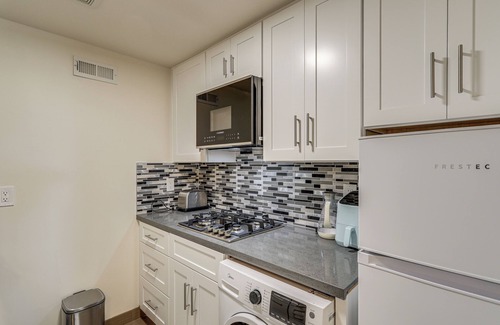 Fauntleroy Apartamento | Walk to Lincoln Park: Charming Couples Getaway