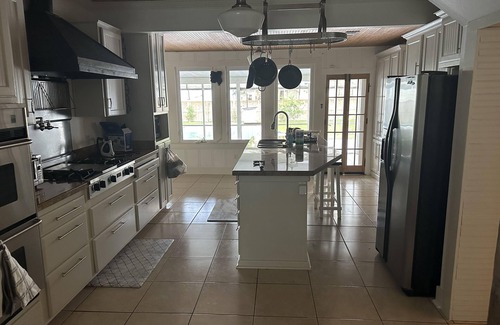 Highlands - Perkins Casa | Walk to LSU campus, LSU Lakes, Perkins Restaurants, with a Large Swimming Pool!