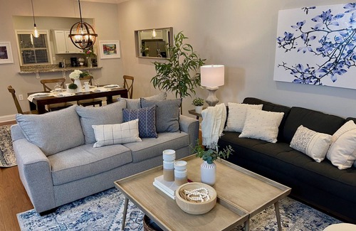 Greenville Downtown Casa | Downtown Townhouse con 2 lugares de estacionamiento, @ Falls Park