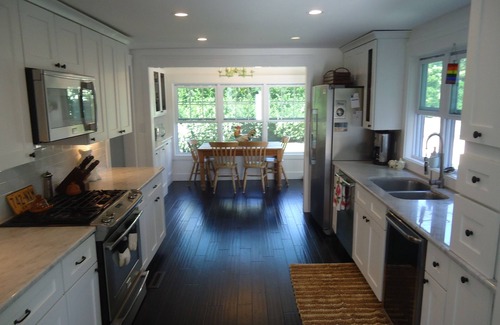 Bridgehampton Cabaña | CAMINATA A LA CALLE PRINCIPAL DESDE EL HISTORIC BRIDGEHAMPTON COTTAGE