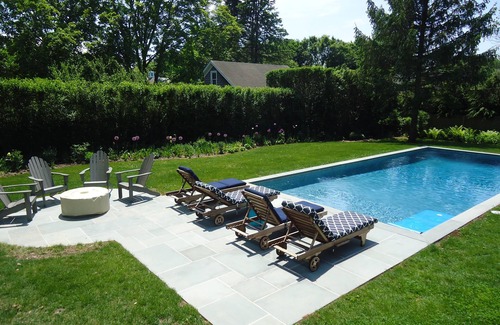 Bridgehampton Cabaña | CAMINATA A LA CALLE PRINCIPAL DESDE EL HISTORIC BRIDGEHAMPTON COTTAGE