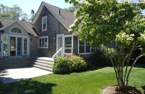 Bridgehampton Cabaña | CAMINATA A LA CALLE PRINCIPAL DESDE EL HISTORIC BRIDGEHAMPTON COTTAGE