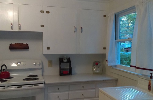 Lake George Cabaña | ¡Camina hasta la playa Million Dollar desde esta casa renovada!