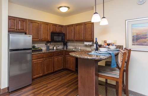 Great Falls Condominio | Camina hasta el río Missouri. Desayuno gratis. Piscina cubierta y bañera de hidromasaje. Genial para grupos.